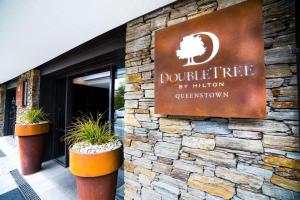 Um certificado, prémio, placa ou documento mostrado em DoubleTree by Hilton Queenstown