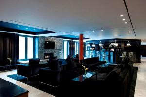 Uma área de estar em DoubleTree by Hilton Queenstown