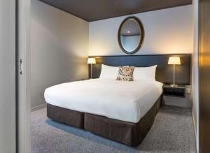 Uma cama ou camas num quarto em DoubleTree by Hilton Queenstown