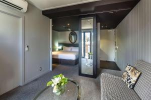 Uma cama ou camas num quarto em DoubleTree by Hilton Queenstown