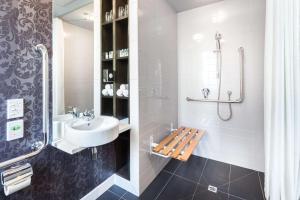 Uma casa de banho em DoubleTree by Hilton Queenstown