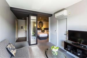 Uma televisão e/ou sistema de entretenimento em DoubleTree by Hilton Queenstown