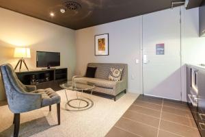 Uma televisão e/ou sistema de entretenimento em DoubleTree by Hilton Queenstown