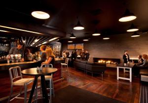 Um restaurante ou outro lugar para comer em DoubleTree by Hilton Queenstown