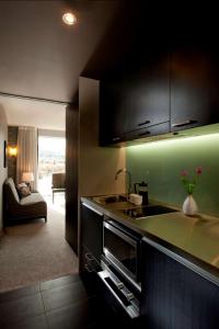 A cozinha ou kitchenette de DoubleTree by Hilton Queenstown