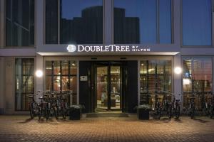 - un bâtiment avec un tas de vélos garés à l'extérieur dans l'établissement DoubleTree by Hilton Amsterdam - NDSM Wharf, à Amsterdam