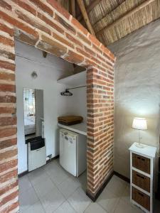cocina con pared de ladrillo y mesa con lámpara en don isidro habitacion matrimonial en La Paz