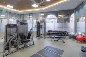 een fitnessruimte met diverse fitnessapparatuur in een kamer bij Hilton Cambridge City Centre in Cambridge