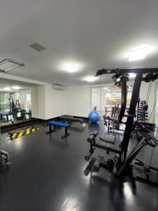een fitnessruimte met diverse loopbanden en hometrainers bij Loft Premier Centro e 800 mt da Oktoberfest. in Blumenau