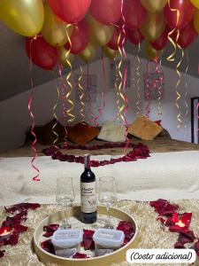 a table with a tray of wine glasses and balloons at Lugar encantador super equipado in Popayan