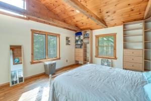 um quarto com uma cama e tectos e janelas em madeira em Meredith Home with Deck 6 Mi to Lake Winnipesaukee! em Meredith