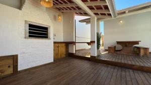 Habitación grande con suelo de madera y patio. en Casa 4 quartos piscina praia Mariscal Bombinhas SC, en Bombinhas