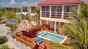 una vista aérea de una casa con piscina en La Perla Azul Beach House with Pool and 4 seater cart, en San Pedro