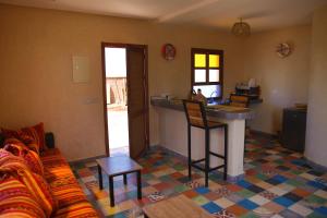 una sala de estar con un bar en el medio de una habitación en Dar KOUJANE villa avec piscine, 