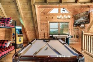 - un billard dans une chambre dotée de murs en bois dans l'établissement Cabin-n-Smokys! Indoor Resort Pool Views Hot Tub Game Room, à Sevierville