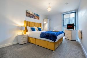 een slaapkamer met een groot bed en een televisie bij Birmingham City Center - Luxury Stay 86 in Birmingham