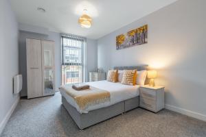 Un pat sau paturi într-o cameră la Birmingham City Center - Luxury Stay 86