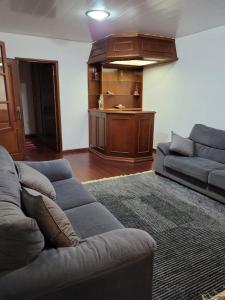 sala de estar con sofá y mesa en Casa Maciel, en São Thomé das Letras