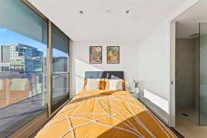 um quarto com uma cama e uma grande janela em New listing! Amazing Park River View Luxury 3B2B em Melbourne