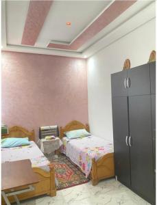 1 dormitorio con 2 camas y vestidor en Sabar house, en Tánger