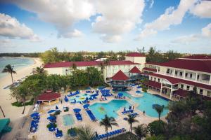 una vista aerea di un resort con piscina e spiaggia di Breezes Resort & Spa All Inclusive, Bahamas a Nassau