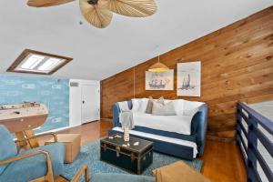 1 dormitorio con cama, mesa y mesa de billar en BRAND NEW, Water Views, 2 BD Condo en Clearwater Beach