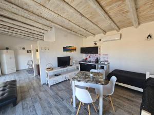 a living room with a bed and a table with chairs at Posada de Campo Pura Vida in San Rafael