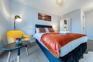a bedroom with a bed and a table and a chair at Birmingham City Center - Luxury Stay 119 in Birmingham