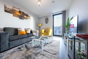 a living room with a couch and a table at Birmingham City Center - Luxury Stay 119 in Birmingham