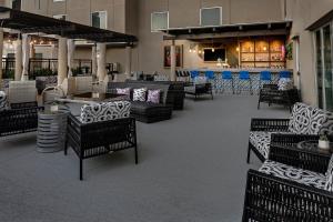 オースティンにあるHoliday Inn Express Hotel & Suites Austin Downtown - University by IHGの建物内のソファとテーブルのあるロビー
