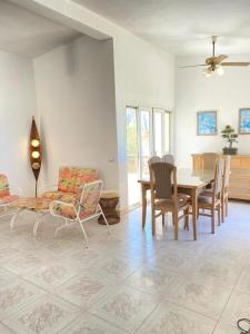 Χώρος καθιστικού στο اول صف على البحر مارينا الساحل الشمالي0 هـ