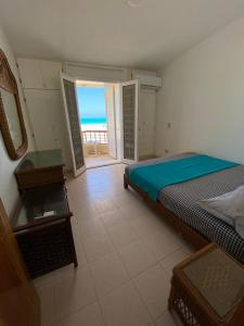 Ένα ή περισσότερα κρεβάτια σε δωμάτιο στο اول صف على البحر مارينا الساحل الشمالي0 هـ