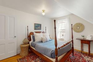 1 dormitorio con cama y ventana en The Farmhouse B&B en Montpelier