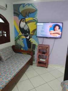 En tv och/eller ett underhållningssystem på Casa do Cais