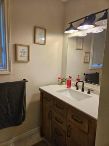 Bathroom sa Games BBQ with a upgraded stay near kawartha