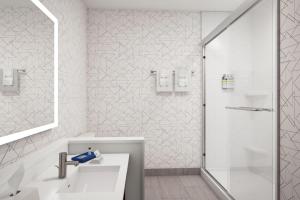 Koupelna v ubytování Holiday Inn Express & Suites Lima by IHG