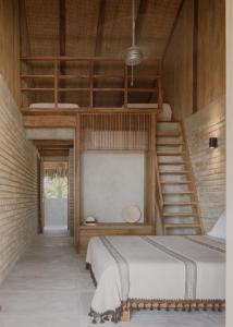 1 dormitorio con 2 camas y escalera en Casa_Paki en Zihuatanejo