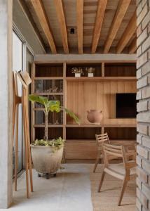 Habitación con maceta, mesa y sillas en Casa_Paki, en Zihuatanejo