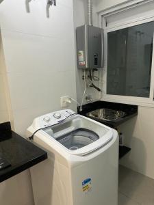a small kitchen with a sink and a microwave at Apartamento Olof in Rio de Janeiro