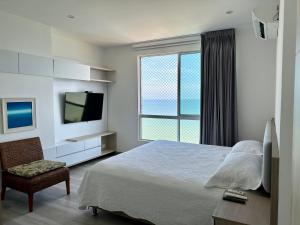 科韋尼亞斯的住宿－Oceanview Apartment 3 bedrooms，一间卧室设有一张床、一台电视和一个窗口。