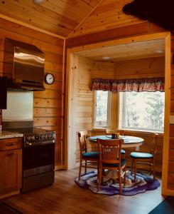 Η κουζίνα ή μικρή κουζίνα στο Denali Wild Stay - Muskrat cabin, private, free wifi, free parking, sleep 4