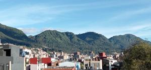 vista su una città con montagne sullo sfondo di Hospedaje Campin 60 60 a Bogotá