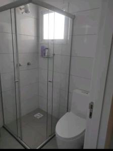 Bilik mandi di Apto novo em condomínio com ótima área de lazer e garagem