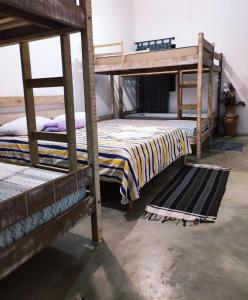 Habitación con 2 literas y alfombra. en Pousada Estrada de Ferro en Tiradentes