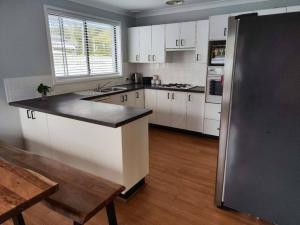 A cozinha ou kitchenette de Guesthouse in W Gosford Centre