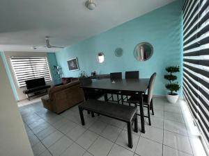 uma sala de jantar com mesa e sofá em Casa con alberca y jardín en Cancún em Cancún