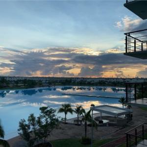 vistas a una gran piscina de agua con palmeras en Departamento, Laguna y Albercas en Dream Lagoons Veracruz, en Veracruz