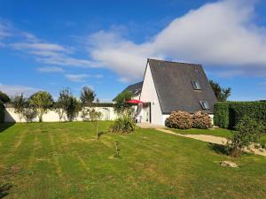 Κήπος έξω από το Holiday Home in Brittany near Pointe du Raz
