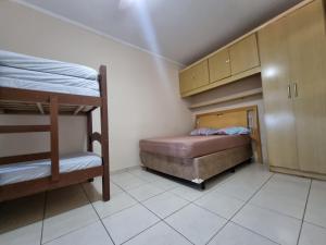 a small room with two bunk beds in it at Pé na Areia in Santos