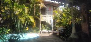 un jardín con piscina y algunas plantas en Pousada Villa da Nascente, en Florianópolis